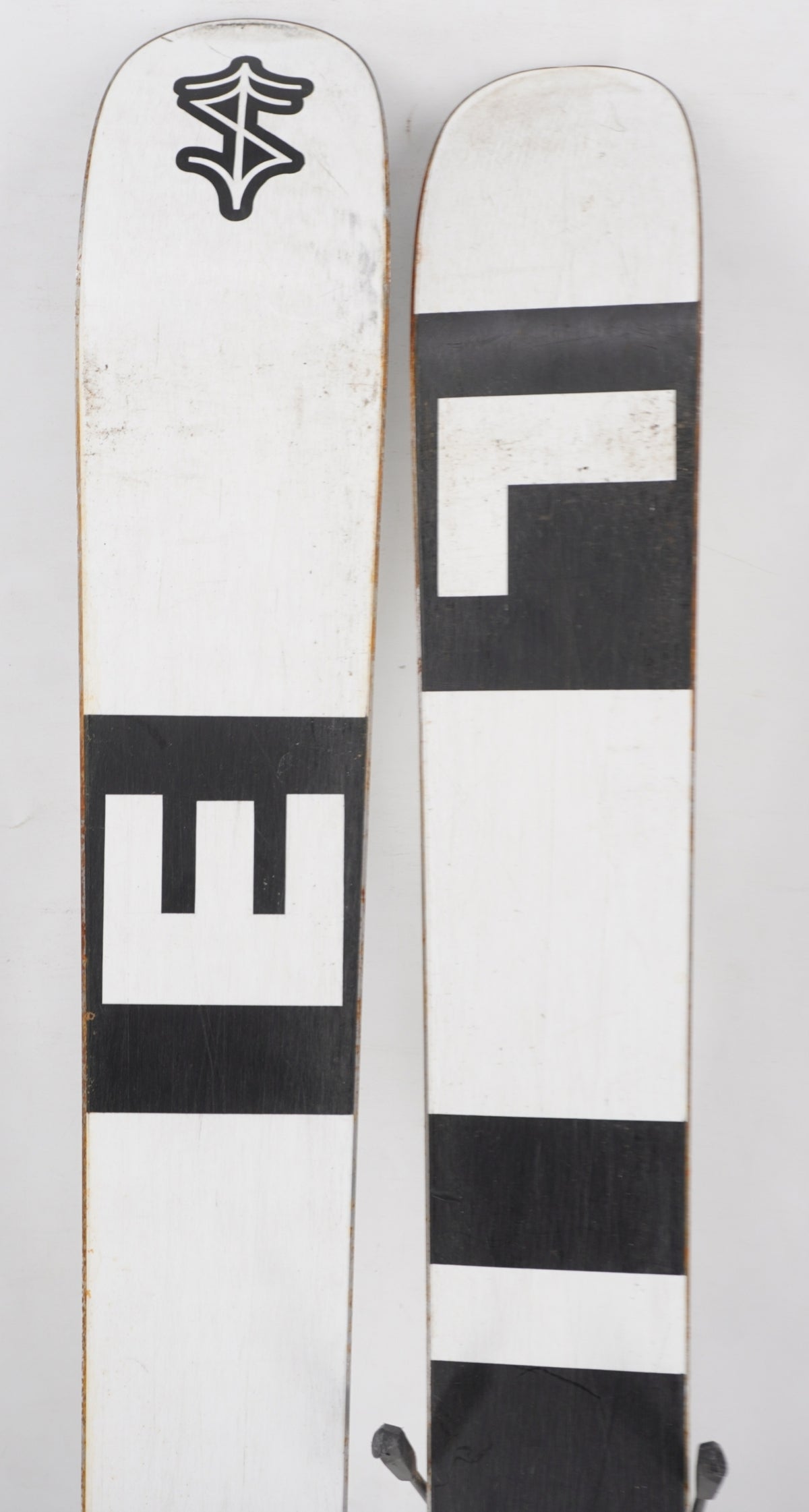 Line Gizmo Twin Tip Kids Skis with Bindings - 123 cm Used – Kiwi Sports ...